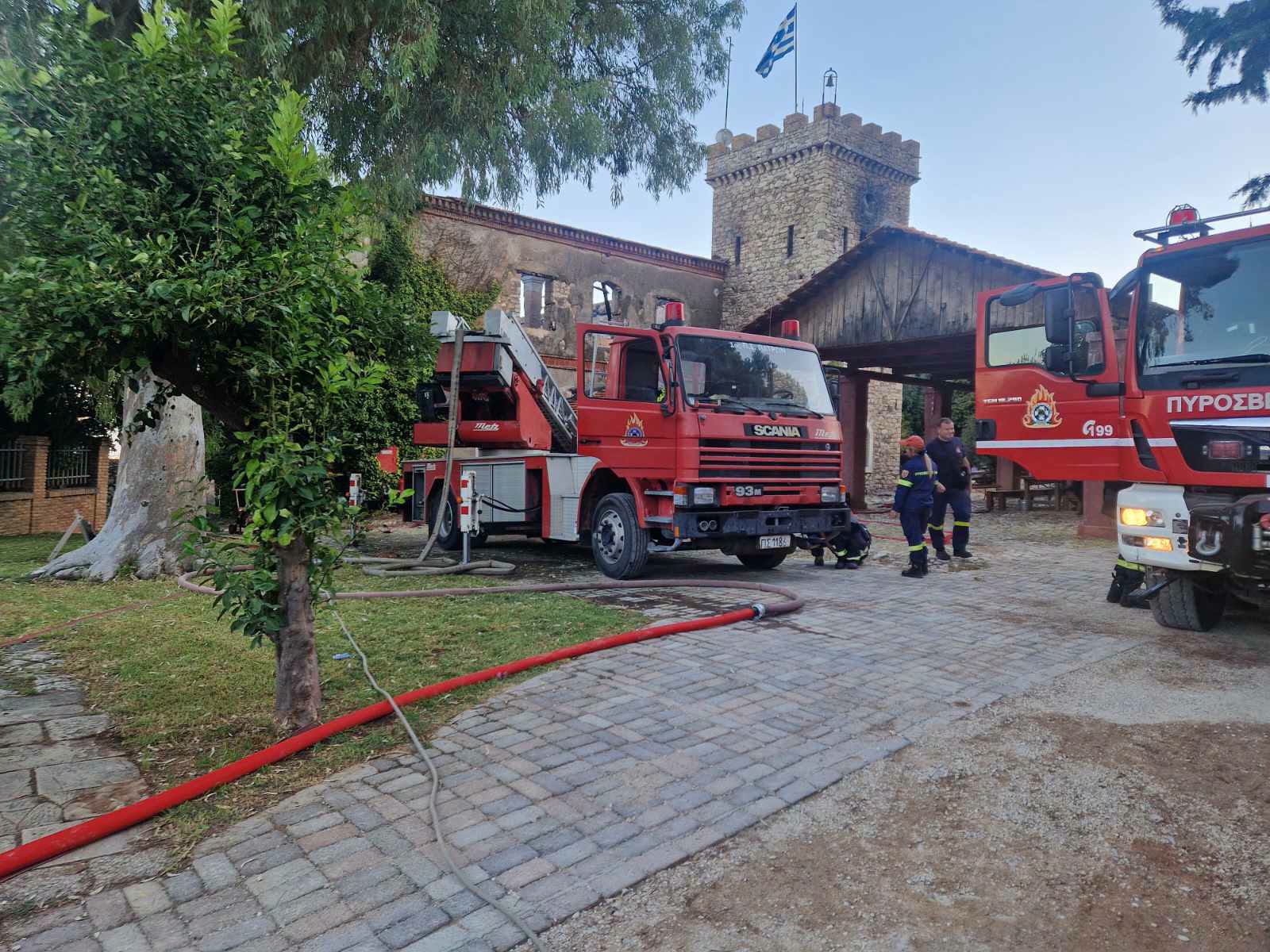 Achaia Clauss, φωτιά Achaia Clauss, πυρκαγιά Πάτρα, κελάρι Δανιηλίδος, Πυροσβεστική Πάτρας, πολιτιστική κληρονομιά, έκτακτη επικαιρότητα Πάτρα, Αχαΐα, Achaia Clauss fire, Patras fire, Daniilida cellar, Patras news, Achaia Clauss winery, historic cellar fire, Greece news,