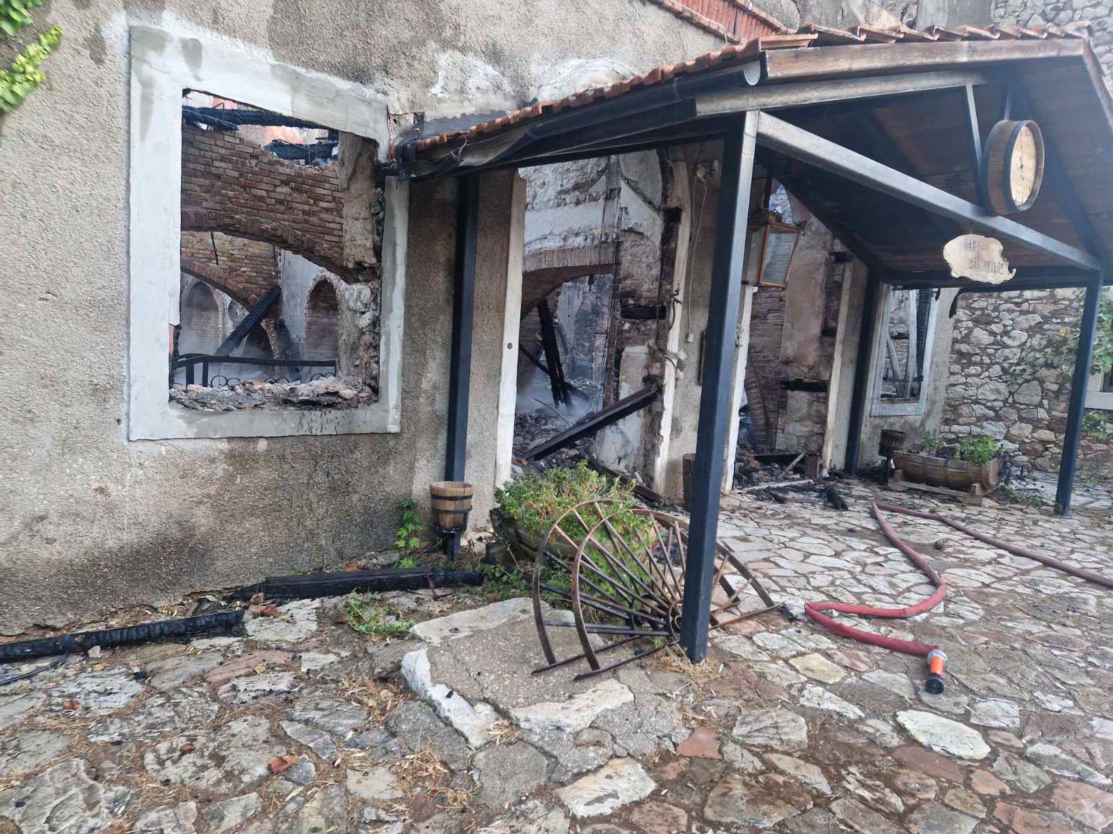 Achaia Clauss, φωτιά Achaia Clauss, πυρκαγιά Πάτρα, κελάρι Δανιηλίδος, Πυροσβεστική Πάτρας, πολιτιστική κληρονομιά, έκτακτη επικαιρότητα Πάτρα, Αχαΐα, Achaia Clauss fire, Patras fire, Daniilida cellar, Patras news, Achaia Clauss winery, historic cellar fire, Greece news,