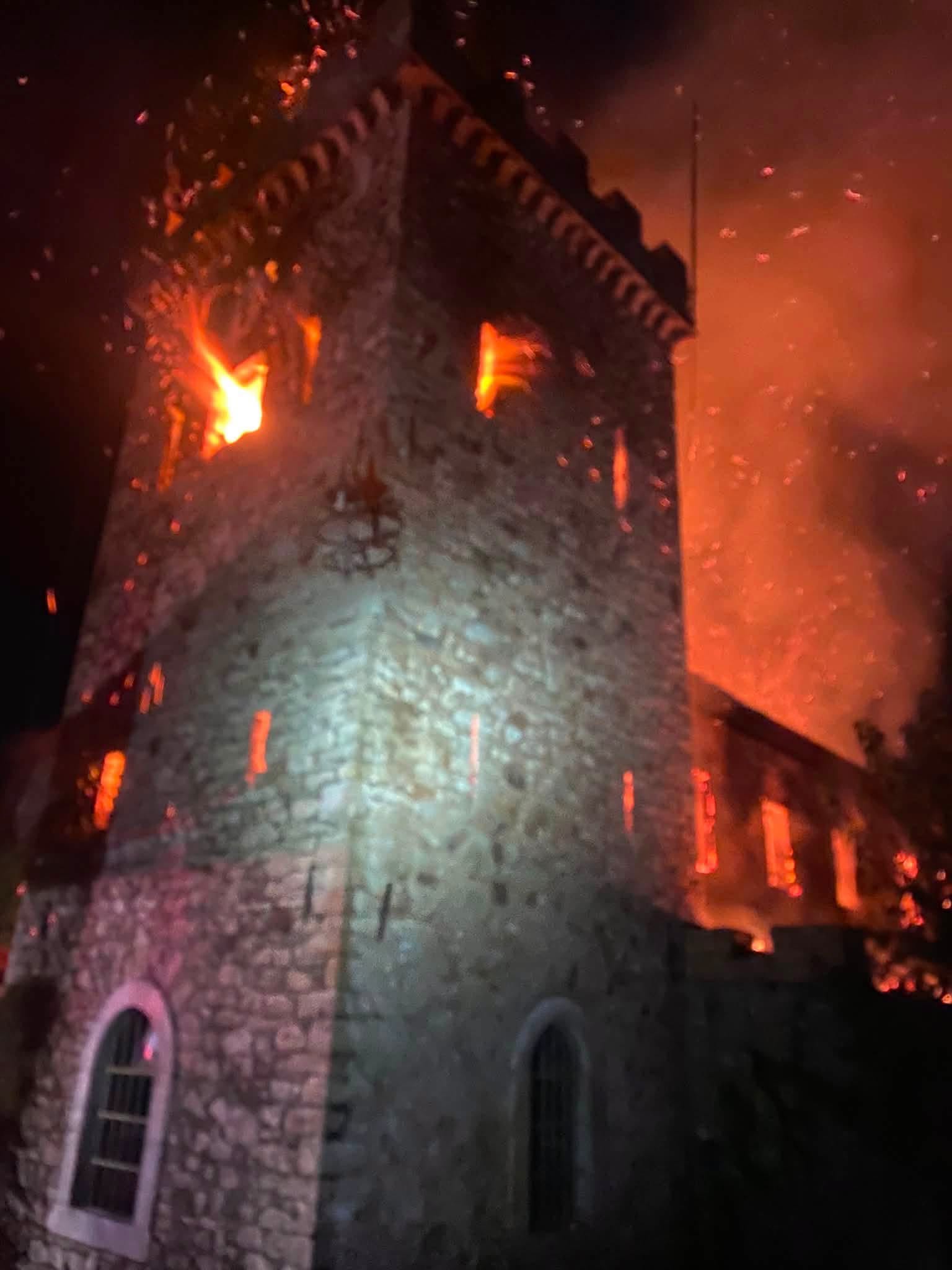 Achaia Clauss, φωτιά Achaia Clauss, πυρκαγιά Πάτρα, κελάρι Δανιηλίδος, Πυροσβεστική Πάτρας, πολιτιστική κληρονομιά, έκτακτη επικαιρότητα Πάτρα, Αχαΐα, Achaia Clauss fire, Patras fire, Daniilida cellar, Patras news, Achaia Clauss winery, historic cellar fire, Greece news,