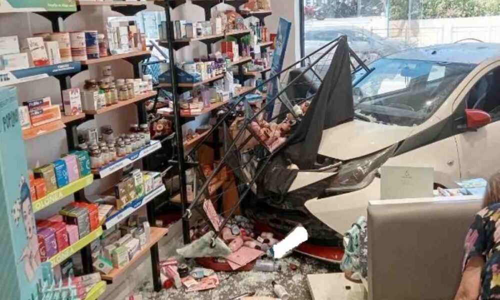 Νέα Μάκρη, φαρμακείο, τροχαίο, ατύχημα, αυτοκίνητο εισέβαλε, εισβολή ΙΧ, ηλικιωμένη οδηγός, ζημιές φαρμακείο, βίντεο ντοκουμέντο, Nea Makri, pharmacy, car crash, accident, car crashes into pharmacy, elderly driver, pharmacy damages, video, Nea Makri farmakeio, troxaio farmakeio, eisevale aftokinito, farmakeio Nea Makri,