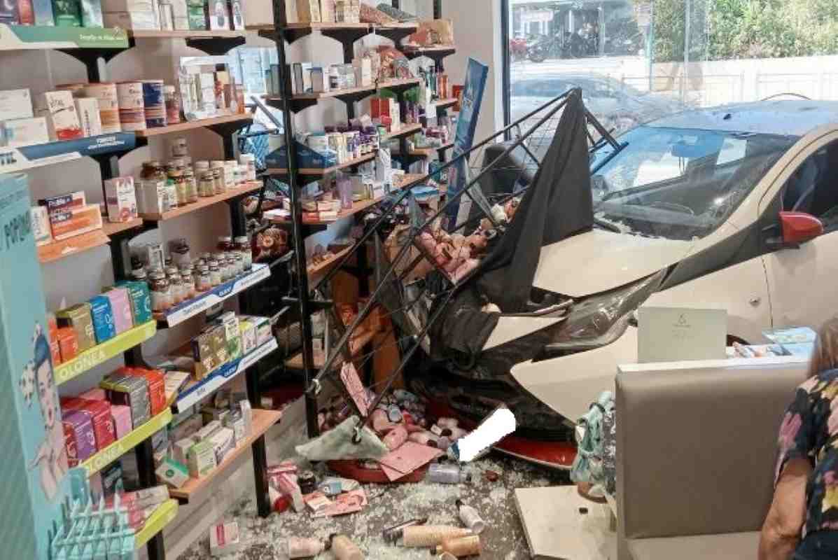 Νέα Μάκρη, φαρμακείο, τροχαίο, ατύχημα, αυτοκίνητο εισέβαλε, εισβολή ΙΧ, ηλικιωμένη οδηγός, ζημιές φαρμακείο, βίντεο ντοκουμέντο, Nea Makri, pharmacy, car crash, accident, car crashes into pharmacy, elderly driver, pharmacy damages, video, Nea Makri farmakeio, troxaio farmakeio, eisevale aftokinito, farmakeio Nea Makri,