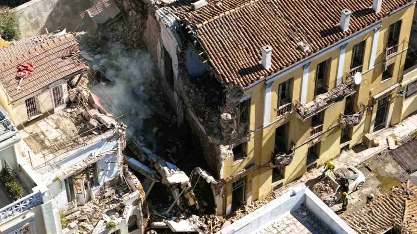 έκρηξη Πλάκα, κατάρρευση κτιρίου, Airbnb Πλάκα, οδός Λυσικράτους, Αμερικανοί τουρίστες, αγνοούμενοι Πλάκα, Πυροσβεστική έρευνες, πτήση επιστροφής, ekrexi Plaka, katarrefsi ktiriou, Airbnb Plaka, odos Lysikratous, Amerikanoi touristes, agnooumenoi Plaka, Pyrosvestiki erevnes, ptisi epistrofis, explosion Plaka, building collapse Athens, Airbnb Plaka explosion, Lysikratous street, American tourists missing, missing flight Athens, rescue operation Plaka,