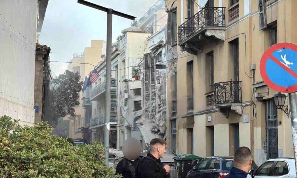 έκρηξη Πλάκα, κατάρρευση κτιρίου, διώροφο Πλάκα, Λυσικράτους και Αμαλίας, Πύλη Αδριανού, ειδήσεις Αθήνα, έκρηξη κέντρο Αθήνας, συμβάν Πλάκα, ekrixi Plaka, katarrefsi ktiriou, diorofo Plaka, Lysikratous Amalias, Pyli Adrianou, news Athina, explosion Plaka, building collapse Athens, Plaka explosion, Lysikratous street, Hadrian Gate Athens, Athens center explosion, Greece news,