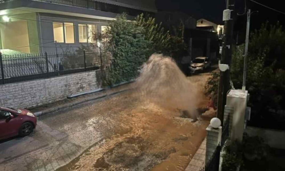Πάτρα, Patra, Patras, Κουκούλι, Koukouli, αγωγός, agogos, σπάσιμο αγωγού, spasımo agogou, διαρροή νερού, diarroi nerou, πλημμύρα, plimmypa, plimmyra, ΔΕΥΑΠ, DEYAP, Πυροσβεστική, Pyrosvestiki, βλάβη ύδρευσης, vlavi ydrefsis, νερό, nero, οδός Ηφαιστίωνος, odos Hfaistionos, νερό πίδακας, water leak, pipe burst, water pipe burst, flooded houses, fire department Patras, Patras news, emergency water leak, Patra flooding,