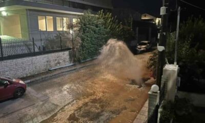 Πάτρα, Patra, Patras, Κουκούλι, Koukouli, αγωγός, agogos, σπάσιμο αγωγού, spasımo agogou, διαρροή νερού, diarroi nerou, πλημμύρα, plimmypa, plimmyra, ΔΕΥΑΠ, DEYAP, Πυροσβεστική, Pyrosvestiki, βλάβη ύδρευσης, vlavi ydrefsis, νερό, nero, οδός Ηφαιστίωνος, odos Hfaistionos, νερό πίδακας, water leak, pipe burst, water pipe burst, flooded houses, fire department Patras, Patras news, emergency water leak, Patra flooding,
