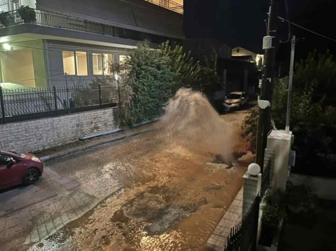Πάτρα, Patra, Patras, Κουκούλι, Koukouli, αγωγός, agogos, σπάσιμο αγωγού, spasımo agogou, διαρροή νερού, diarroi nerou, πλημμύρα, plimmypa, plimmyra, ΔΕΥΑΠ, DEYAP, Πυροσβεστική, Pyrosvestiki, βλάβη ύδρευσης, vlavi ydrefsis, νερό, nero, οδός Ηφαιστίωνος, odos Hfaistionos, νερό πίδακας, water leak, pipe burst, water pipe burst, flooded houses, fire department Patras, Patras news, emergency water leak, Patra flooding,