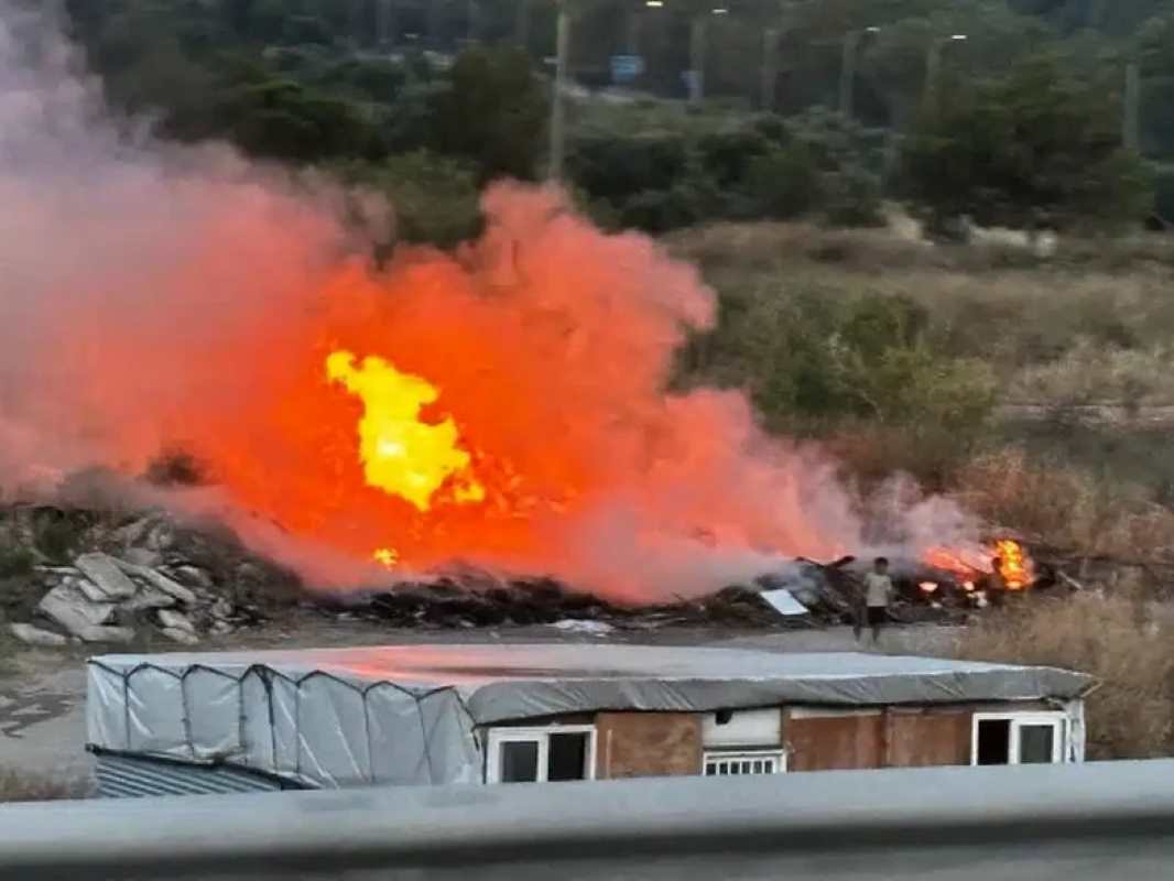 Ριγανόκαμπος, Riganokampos, Riganokampos Patra, φωτιά Ριγανόκαμπος, fotia Riganokampos, Riganokampos fire, καταυλισμός Ριγανόκαμπος, kataulismos Riganokampos, Riganokampos camp, Πάτρα, Patra, Patras, πυρκαγιά Πάτρα, purkagia Patra, Patras fire, Πυροσβεστική Πάτρα, Pyrosvestiki Patra, Patras fire department, αγανάκτηση κατοίκων, aganaktisi katoikon, residents outrage, ανεξέλεγκτες εστίες, anexelegktes esties, uncontrolled fire outbreaks, καύση απορριμμάτων, kausi aporrimmaton, waste burning, δημόσια υγεία, dimosia ygeia, public health, ασφάλεια, asfaleia, safety, επικαιρότητα Πάτρα, epikairotita Patra, Patras news,