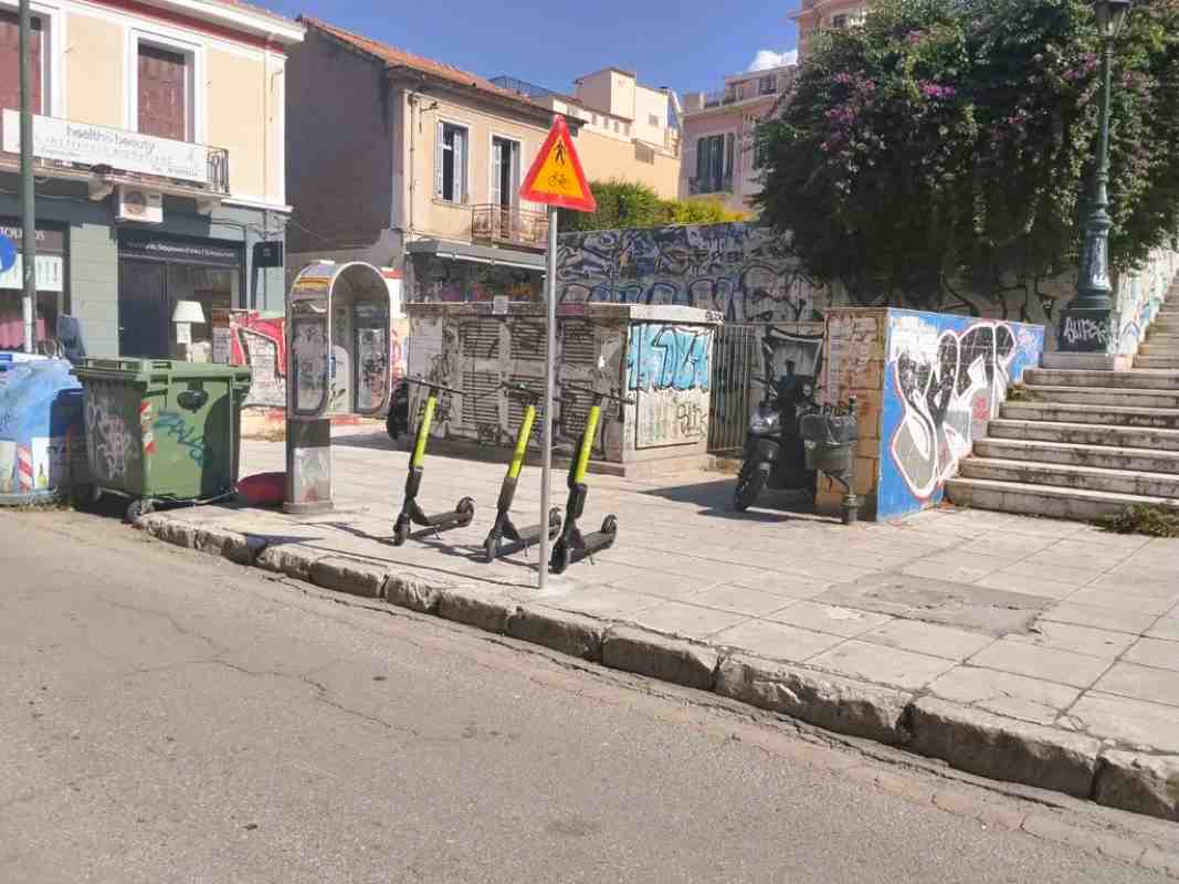 ηλεκτρικά πατίνια, ενοικιαζόμενα πατίνια, Πάτρα, προσβασιμότητα ΑμεΑ, πεζοδρόμια, ράμπες ΑμεΑ, δημόσιος χώρος, στάθμευση πατινιών, ασφαλής μετακίνηση, κανονιστικό πλαίσιο, βιώσιμη κινητικότητα, e-scooters, electric scooters, rental scooters, Patra, Patras, accessibility, sidewalks, scooter parking, urban mobility, micro mobility, ηλεκτρικα πατινια, ενοικιαζομενα πατινια, Πατρα, προσβασιμοτητα ΑμεΑ, πεζοδρομια, ραμπες ΑμεΑ, δημοσιος χωρος, σταθμευση πατινιων, ασφαλης μετακινηση, κανονιστικο πλαισιο, βιωσιμη κινητικοτητα, electric scooters Patras, e-scooter parking, Patras scooters,