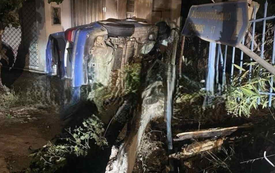 Πάτρα, Οβρυά, τροχαίο, ατύχημα, ΙΧ σε αυλή, φωτιά αυτοκίνητο, εγκατάλειψη τροχαίου, Τροχαία Πατρών, Patra, Ovrya, troxaio, atychima, fotia aftokinito, egkataleipsi troxaiou, Patras car accident, Ovrya crash, Patras news, car fire Patras, hit and run Patras,
