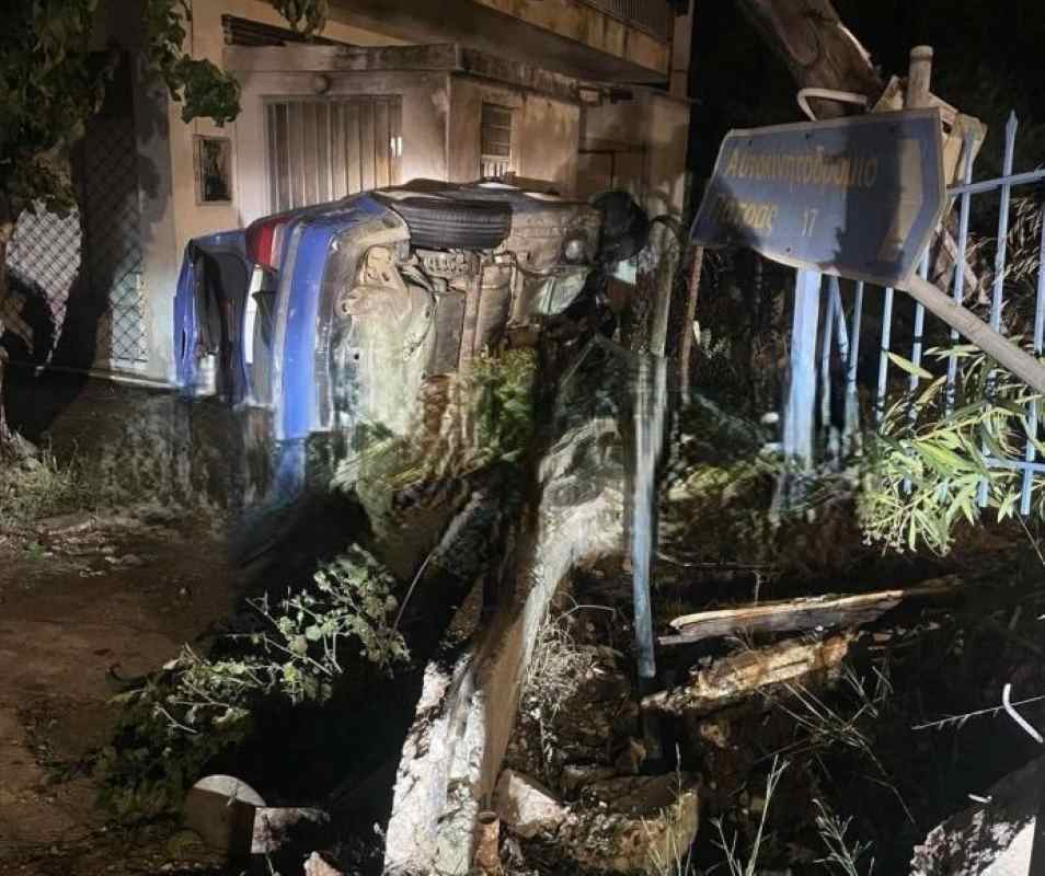 Πάτρα, Οβρυά, τροχαίο, ατύχημα, ΙΧ σε αυλή, φωτιά αυτοκίνητο, εγκατάλειψη τροχαίου, Τροχαία Πατρών, Patra, Ovrya, troxaio, atychima, fotia aftokinito, egkataleipsi troxaiou, Patras car accident, Ovrya crash, Patras news, car fire Patras, hit and run Patras,