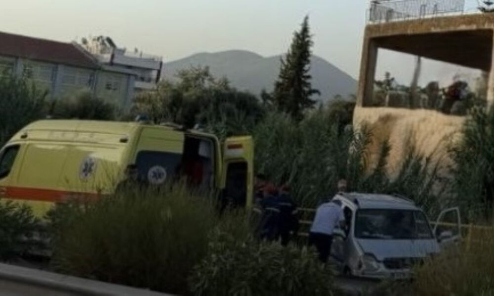 Πάτρα, ατύχημα, τροχαίο, Ελευθερίου Βενιζέλου, εκτροπή οχήματος, προσκρουση, μπάρες, Πυροσβεστική, ΕΚΑΒ, Τροχαία, Πατρών, Patra, Patras, atychima, trochaio, Eleftheriou Venizelou, ektropi ochimatos, proskrousi, mpares, Pyrosvestiki, EKAB, Trochaia, car accident, traffic accident, Venizelou street, vehicle deviation, road crash, emergency services, police report,