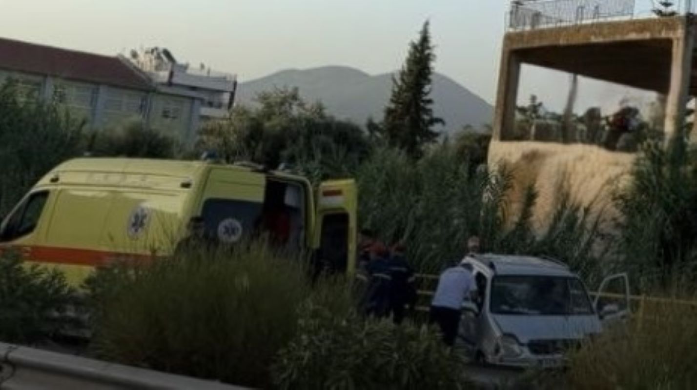 Πάτρα, ατύχημα, τροχαίο, Ελευθερίου Βενιζέλου, εκτροπή οχήματος, προσκρουση, μπάρες, Πυροσβεστική, ΕΚΑΒ, Τροχαία, Πατρών, Patra, Patras, atychima, trochaio, Eleftheriou Venizelou, ektropi ochimatos, proskrousi, mpares, Pyrosvestiki, EKAB, Trochaia, car accident, traffic accident, Venizelou street, vehicle deviation, road crash, emergency services, police report,