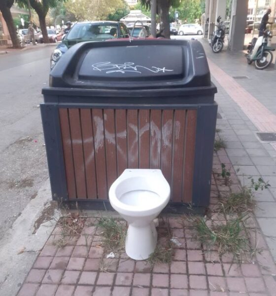 Πάτρα, Αγία Σοφία, αδέσποτα ογκώδη, λεκάνη τουαλέτας, σκουπίδια, πεζοδρόμιο, δήμος Πατρέων, καθαριότητα, αστικό τοπίο, Patras, Agia Sofia, toilet bowl, street trash, sidewalk garbage, Patra, Agia Sophia, lekani toualetas, skoupidia, pezodromio, dimos patreon, kathariotita,
