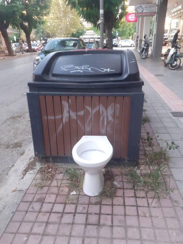Πάτρα, Αγία Σοφία, αδέσποτα ογκώδη, λεκάνη τουαλέτας, σκουπίδια, πεζοδρόμιο, δήμος Πατρέων, καθαριότητα, αστικό τοπίο, Patras, Agia Sofia, toilet bowl, street trash, sidewalk garbage, Patra, Agia Sophia, lekani toualetas, skoupidia, pezodromio, dimos patreon, kathariotita,