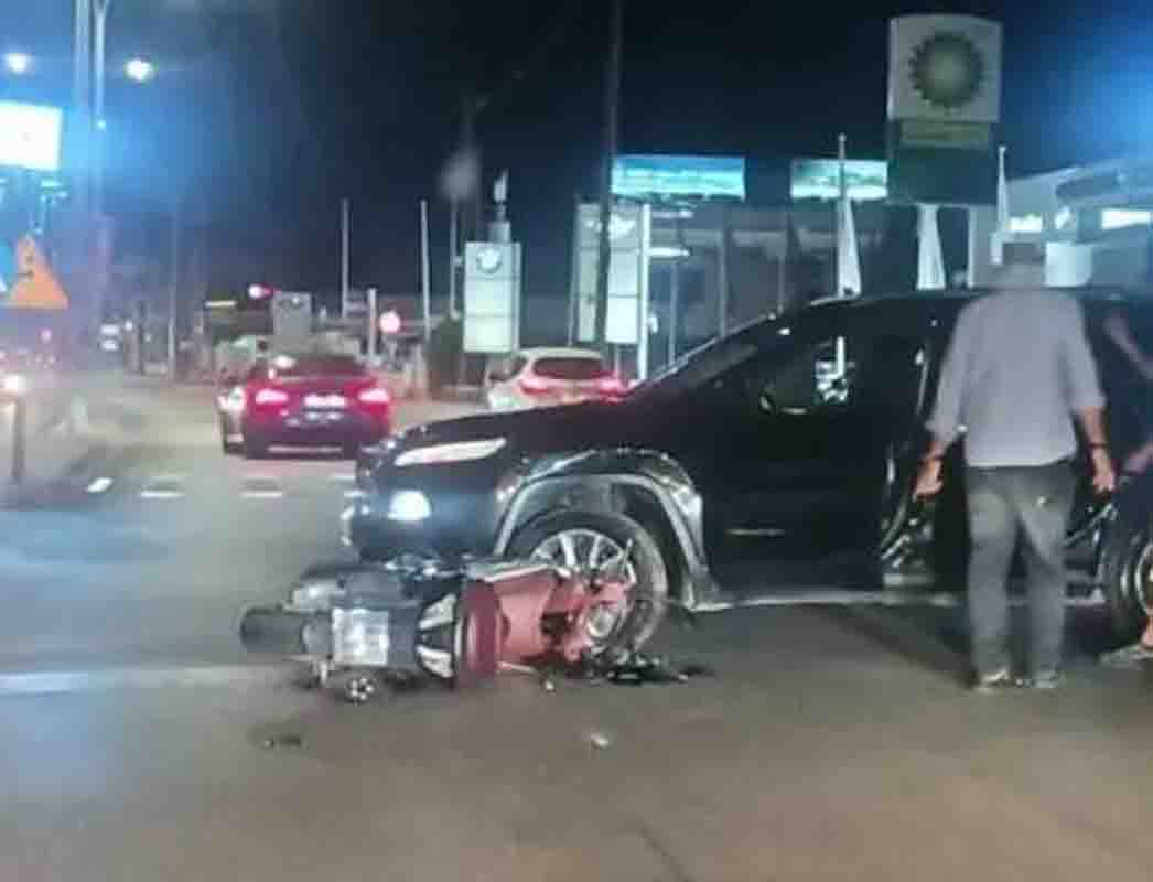 Τροχαίο Πάτρα, ατύχημα Πάτρα, Κανελλοπούλου, Νέα Εθνική Οδός, σύγκρουση οχημάτων, ΙΧ με δίκυκλο, τροχαίο χωρίς τραυματισμούς, υλικές ζημιές, ειδήσεις Πάτρα, Patra traffic accident, Patras car crash, Kanellopoulou street, New National Road Patras, car motorcycle collision, Patras news, traffic accident Greece,