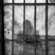 Φιγούρα πίσω από κάγκελα — συμβολική φωτογραφία, δεν απεικονίζει το CECOT