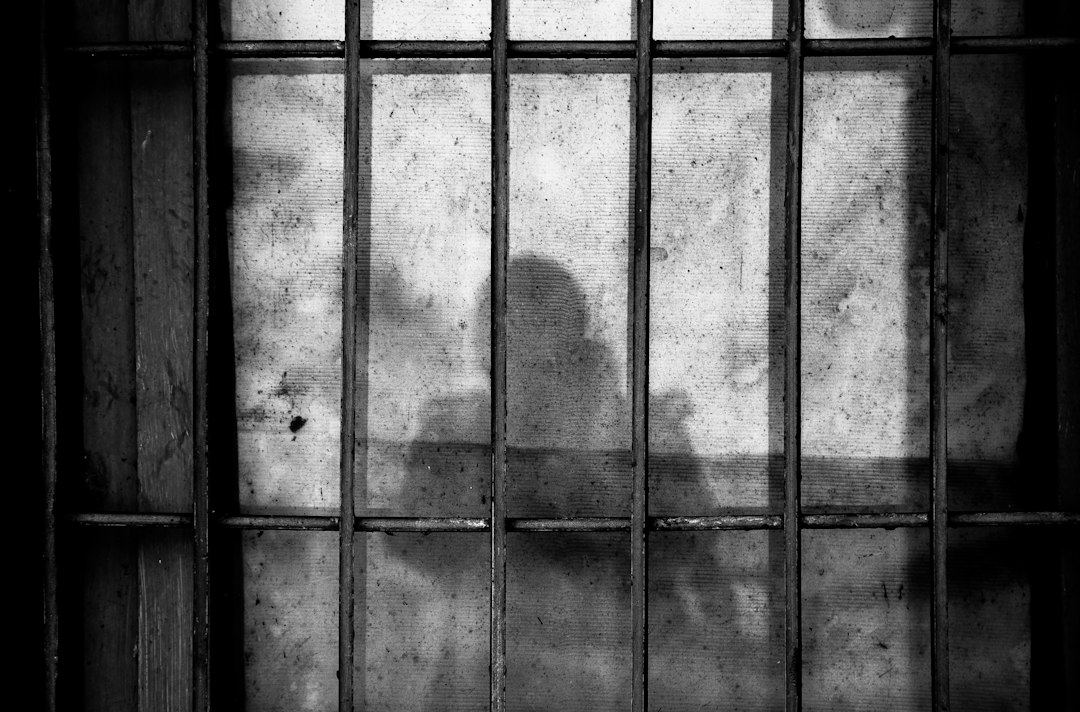 Φιγούρα πίσω από κάγκελα — συμβολική φωτογραφία, δεν απεικονίζει το CECOT