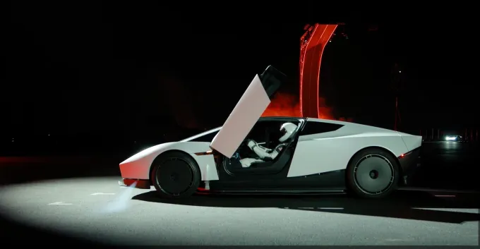 Λευκό πρωτότυπο Tesla Roadster 2026 με φουτουριστική σχεδίαση