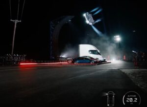 Το νέο Tesla Roadster στον αέρα κατά την επίδειξη με προωθητήρες τεχνολογίας SpaceX στο Τέξας
