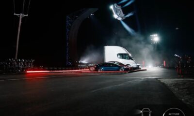 Το νέο Tesla Roadster στον αέρα κατά την επίδειξη με προωθητήρες τεχνολογίας SpaceX στο Τέξας