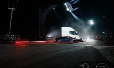 Το νέο Tesla Roadster στον αέρα κατά την επίδειξη με προωθητήρες τεχνολογίας SpaceX στο Τέξας