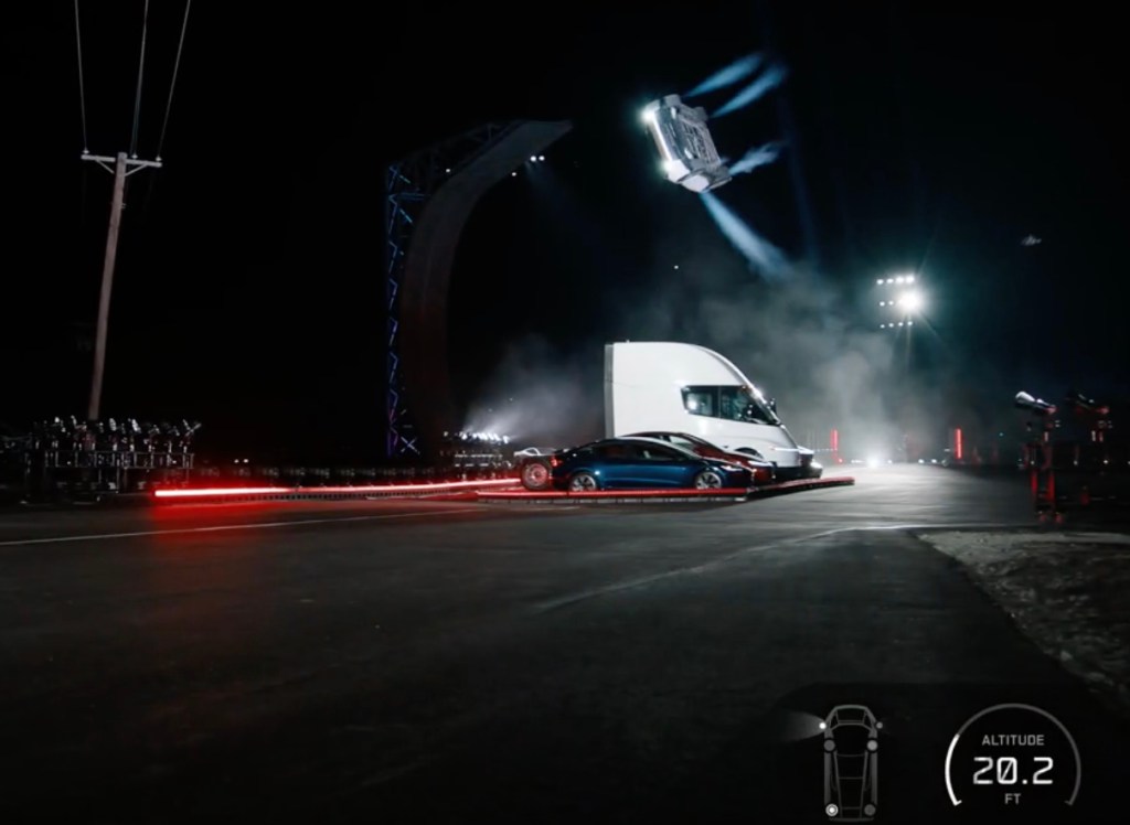 Το νέο Tesla Roadster στον αέρα κατά την επίδειξη με προωθητήρες τεχνολογίας SpaceX στο Τέξας