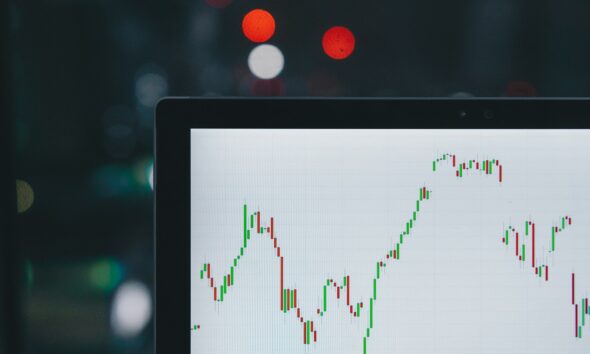 Οθόνη με χρηματιστηριακό διάγραμμα, ενδεικτική φωτογραφία