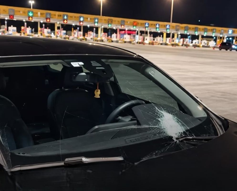 Ολυμπία Οδό, επιθέσεις με πέτρες, ρίψη πετρών, δρόμος Αθήνα Πάτρα, ζημιές αυτοκίνητα, ασφάλεια αυτοκινητοδρόμων, διόδια Ισθμού, Τροχαία, τροχαίο ατύχημα, καταγγελία οδηγού, Olympia Odos, stone throwing, highway attack, Patras Athens road, car damage, road safety, Isthmos toll, Greece highway accident, olympia odos, petres, ripsi petron, zimies aftokinito, troxaia, isthmos, olympia highway,