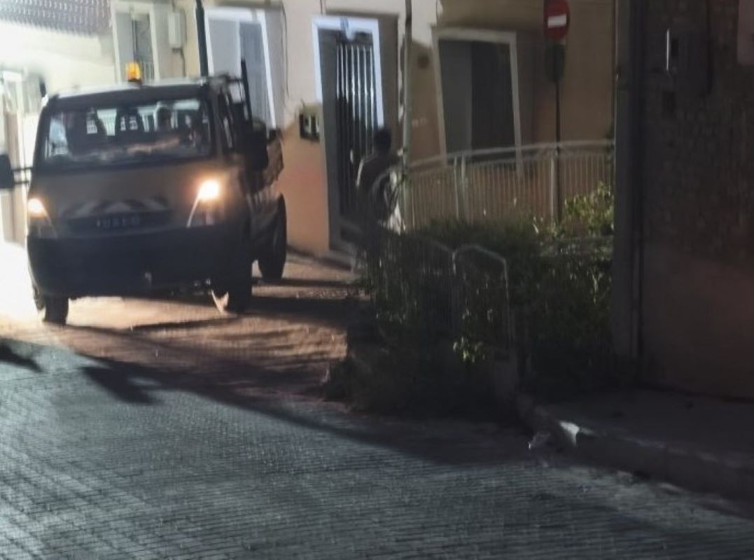 Πάτρα, Patra, Patras, Κάστρο Πάτρας, Kastro Patras, ατύχημα, atychima, accident, φορτηγό, fortigo, truck, χειρόφρενο, cheirofreno, handbrake, παράσυρση, parasyrsi, κολώνα φωτισμού, kolona fotismou, streetlight pole, τροχαίο, trochaio, traffic accident, εκτροπή, ektropi, ειδήσεις Πάτρα, eidiseis Patra, Patras news,