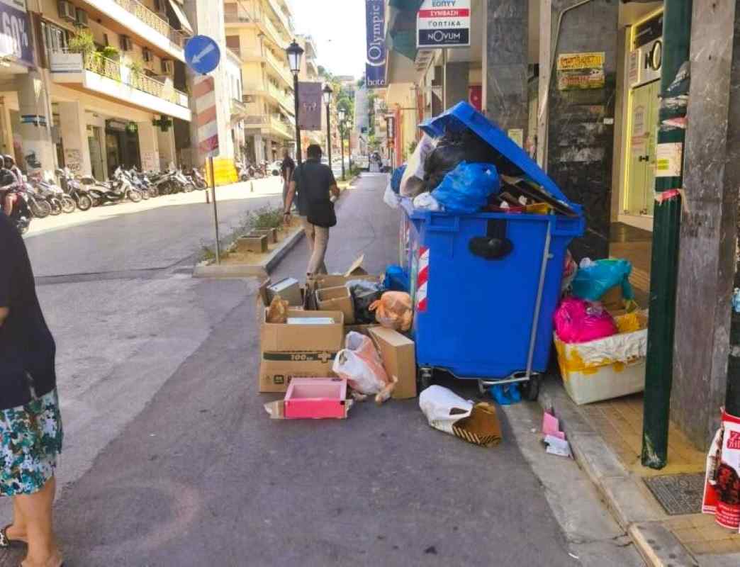 Πάτρα, ποδηλατόδρομος, Αγίου Νικολάου, σκουπίδια, κάδοι απορριμμάτων, κακοτεχνίες, αστική κινητικότητα, έργα Πάτρα, διαβάσεις πεζών, Patra, Patras, podilatodromos, Agiou Nikolaou, skoupidia, kadoi, Patras bicycle lane, Patras cycle path, Patras trash bike lane, Patras urban mobility, Patras infrastructure issues,