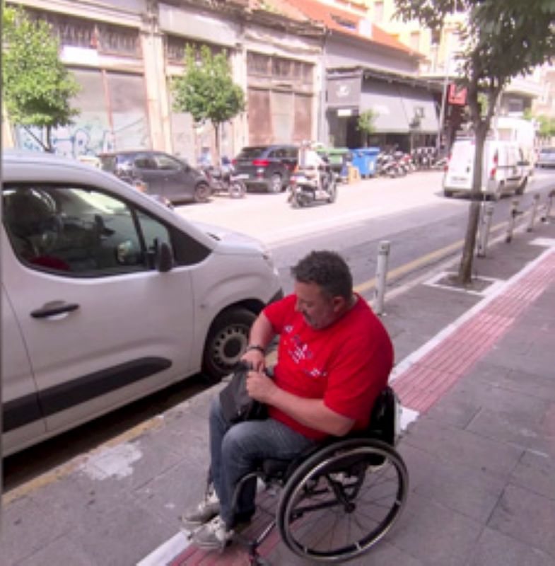Πάτρα, Αγίου Ανδρέου, οδηγός βαν, παράνομη στάθμευση, ράμπα ΑμεΑ, λεκτική επίθεση, αναπηρικό αμαξίδιο, οδική ασυνειδησία, Patra, Agiou Andreou, van driver, illegal parking, disabled ramp, verbal attack, wheelchair, disability accessibility, Patras, van stathmefsi, rampa AMEA, amaksidio,