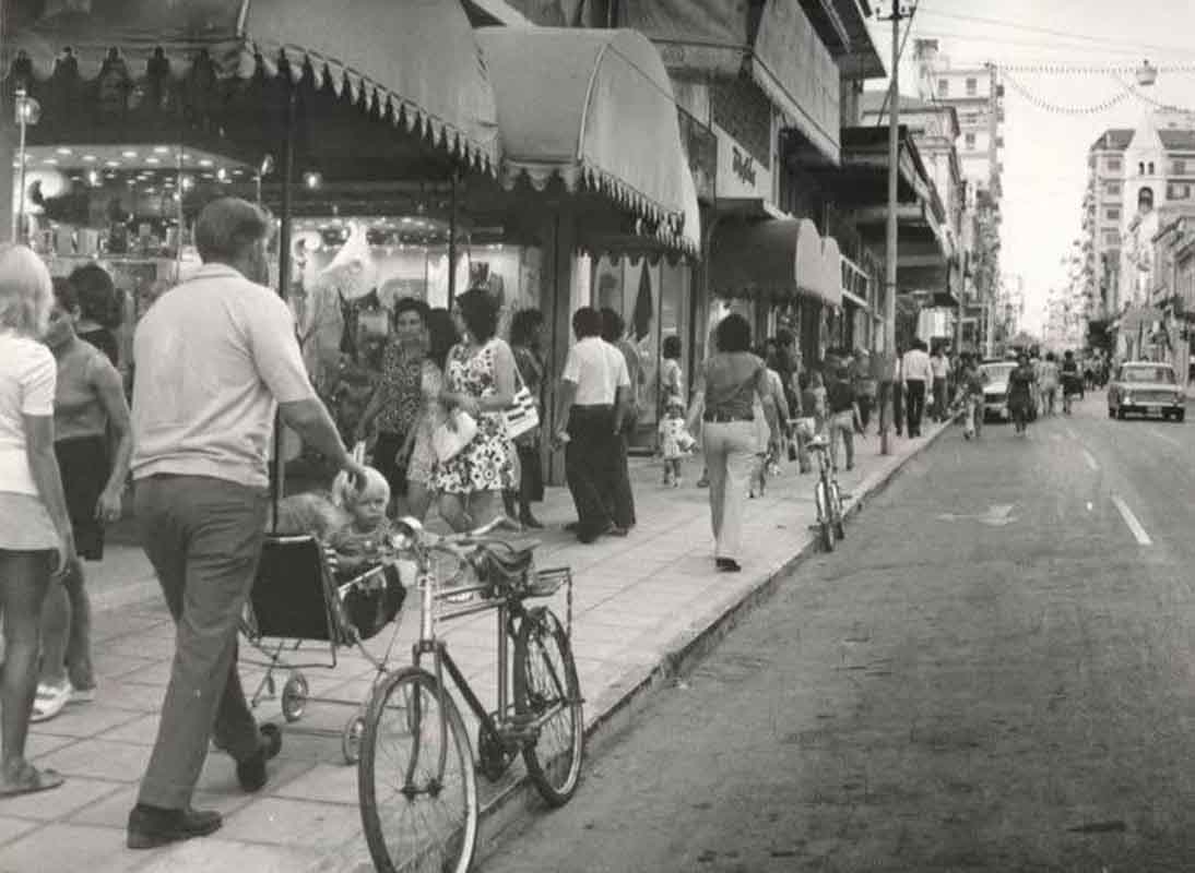 Πάτρα, οδός Μαιζώνος, πολυκατάστημα Μουστάκης, πολυκατάστημα Τοξαβίδης, ιστορικά καταστήματα Πάτρας, εμπορική ιστορία Πάτρας, φωτιές πολυκαταστημάτων, εμπρησμοί πολυκαταστημάτων, παλιά Πάτρα, ρετρό Πάτρα, εμπορικό κέντρο Πάτρα, δεκαετία 70 Πάτρα, δεκαετία 80 Πάτρα, Patra, Patras, Maizonos street, Moustakis department store, Toxavidis department store, Patras commercial history, historic stores Patras, department store fires, old Patras, retro Patras, Patras history,