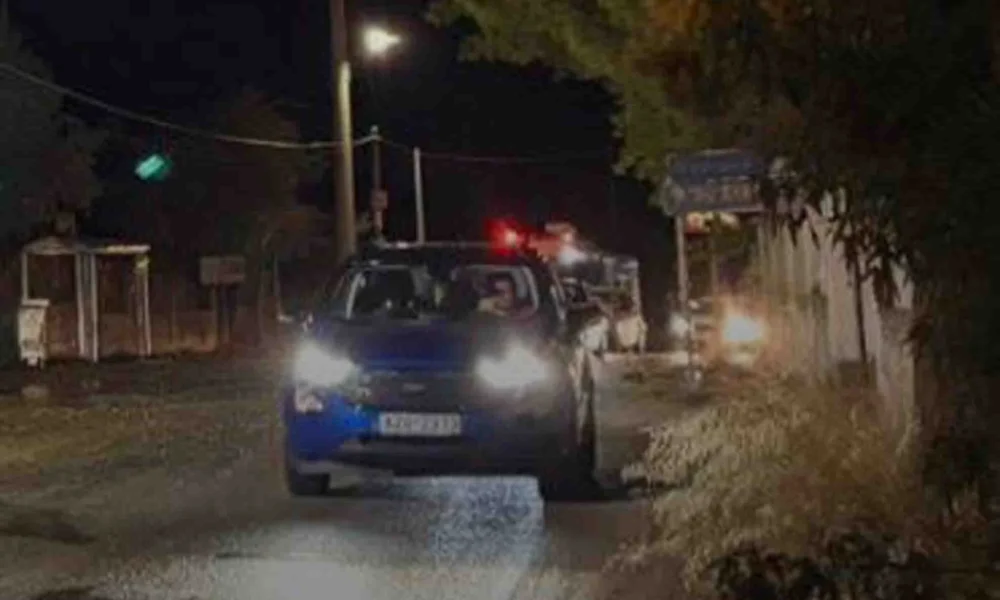 Νυχτερινή λήψη δρόμου με αυτοκίνητα και αναμμένα φώτα πορείας