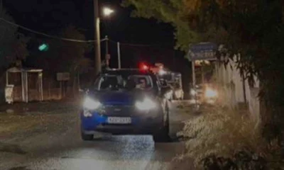 Νυχτερινή λήψη δρόμου με αυτοκίνητα και αναμμένα φώτα πορείας