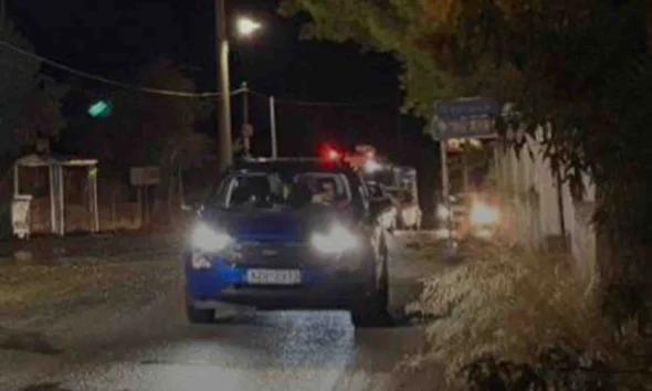 Νυχτερινή λήψη δρόμου με αυτοκίνητα και αναμμένα φώτα πορείας