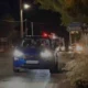 Νυχτερινή λήψη δρόμου με αυτοκίνητα και αναμμένα φώτα πορείας