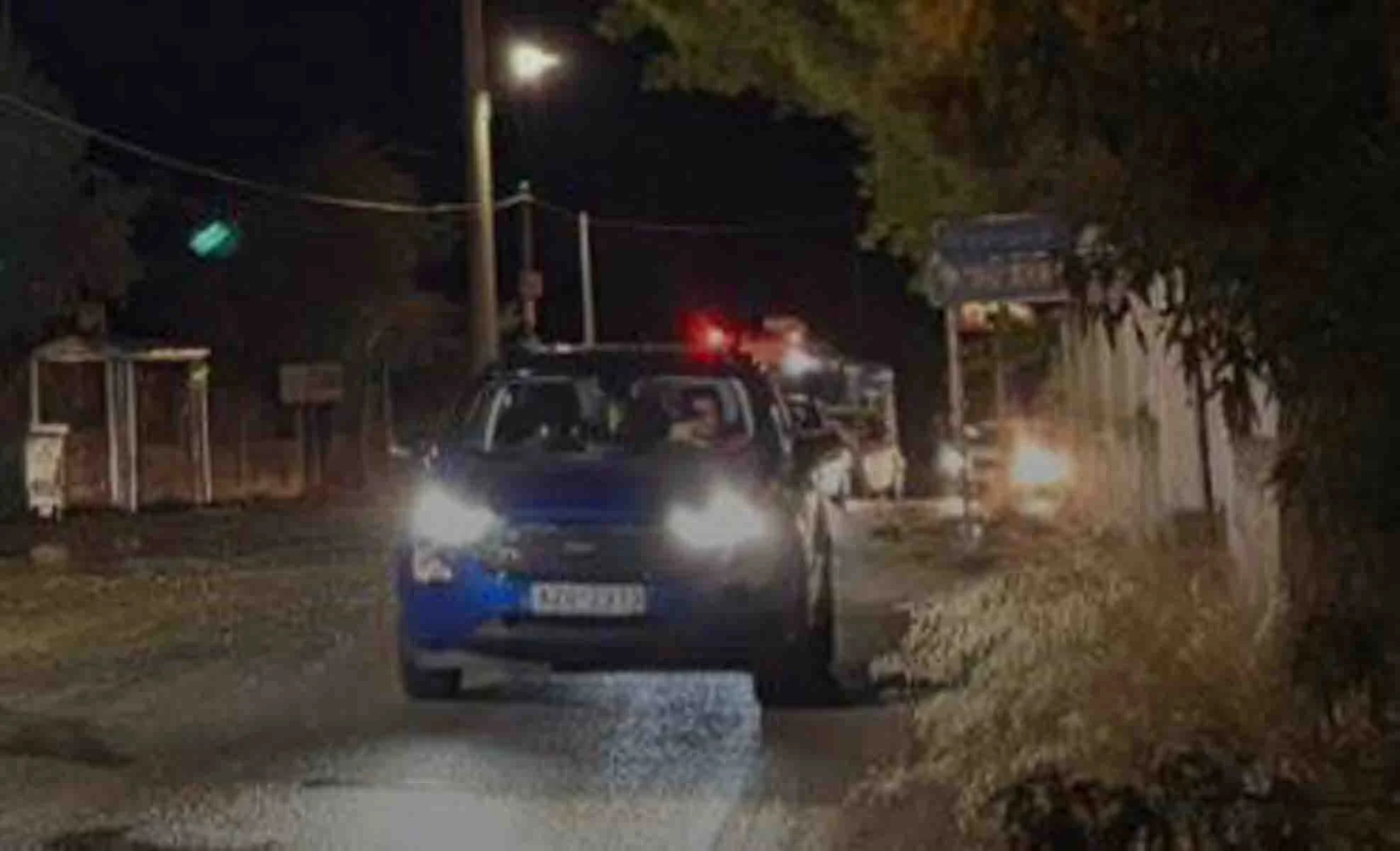 Νυχτερινή λήψη δρόμου με αυτοκίνητα και αναμμένα φώτα πορείας