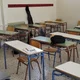 Άδεια σχολική αίθουσα με θρανία και καρέκλες