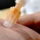 Κοντινό πλάνο σύριγγας την ώρα ένεσης σε δέρμα.