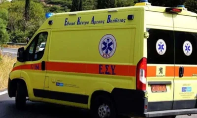 Ασθενοφόρο του ΕΚΑΒ σε δρόμο
