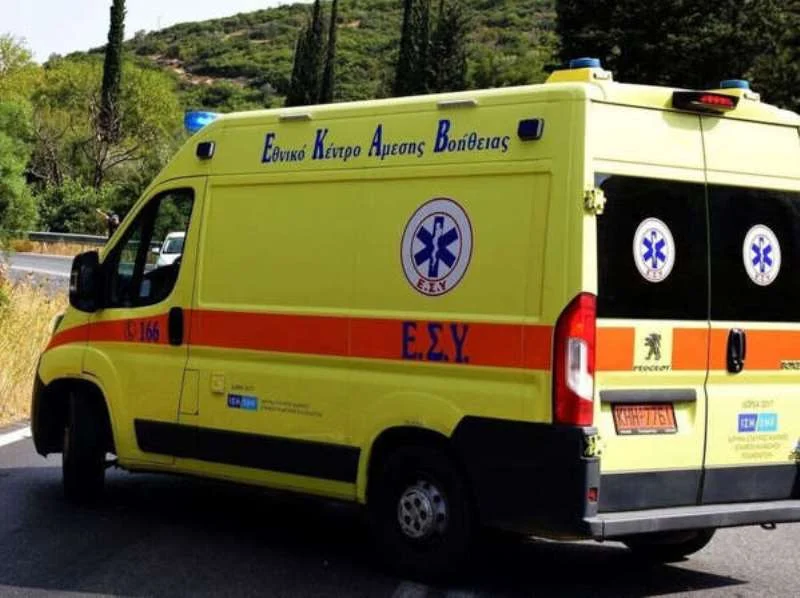 Ασθενοφόρο του ΕΚΑΒ σε δρόμο