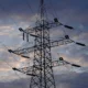 Πυλώνας υψηλής τάσης με καλώδια μεταφοράς ηλεκτρικού ρεύματος σε συννεφιασμένο ουρανό