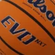 Μπάλα καλαθοσφαίρισης σε πορτοκαλί χρώμα με μαύρες γραμμές και διακριτικά σε κοντινή λήψη.