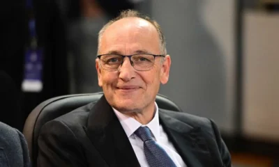 Πορτραίτο μεσήλικα άνδρα με γυαλιά οράσεως, κοστούμι και γραβάτα σε εσωτερικό χώρο