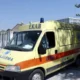 Κίτρινο ασθενοφόρο του ΕΚΑΒ σταθμευμένο σε εξωτερικό χώρο.
