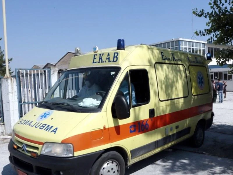 Κίτρινο ασθενοφόρο του ΕΚΑΒ σταθμευμένο σε εξωτερικό χώρο.