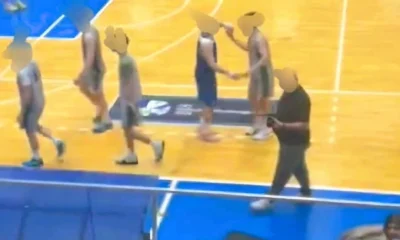 Αθλητές και άτομα σε γήπεδο μπάσκετ