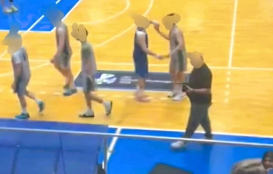 Αθλητές και άτομα σε γήπεδο μπάσκετ