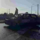 Καμένο αυτοκίνητο σταματημένο στην άκρη του δρόμου με ανοιχτό καπό.