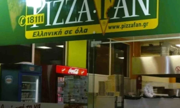 Η πρόσοψη καταστήματος εστίασης με πράσινη επιγραφή και διαφημιστικά στοιχεία.